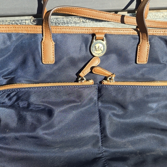 MICHAEL KORS KEMPTON POCKETS SHOULDER BAG LEATHER / NYLON - Picture 7 of 15